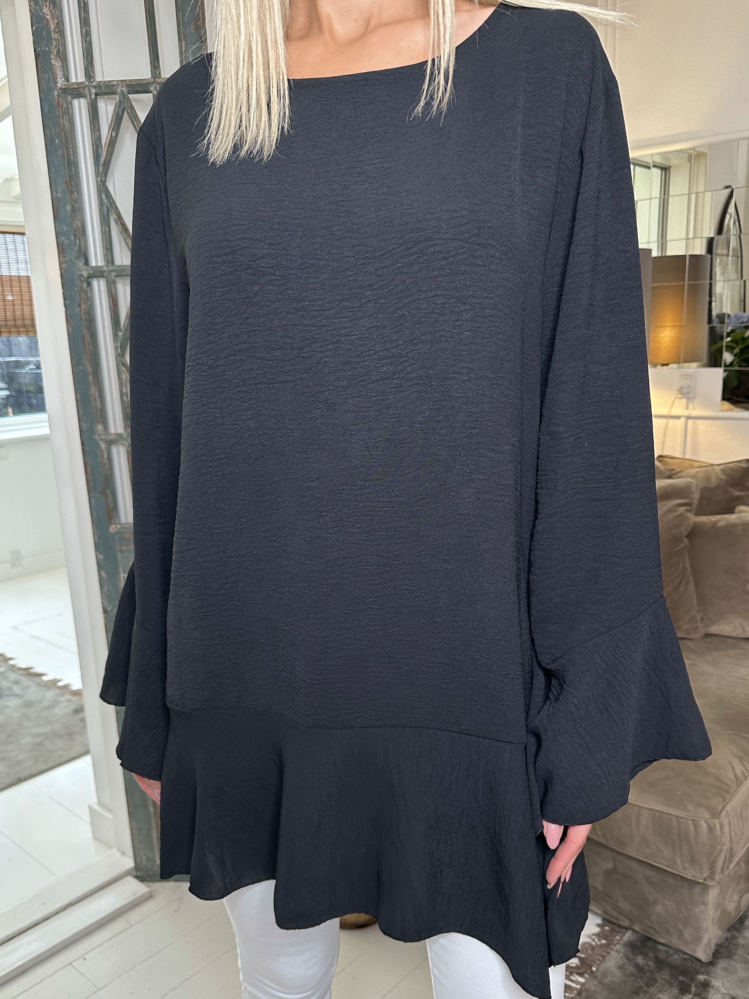 Linja - Söt blus med volang på ärmen